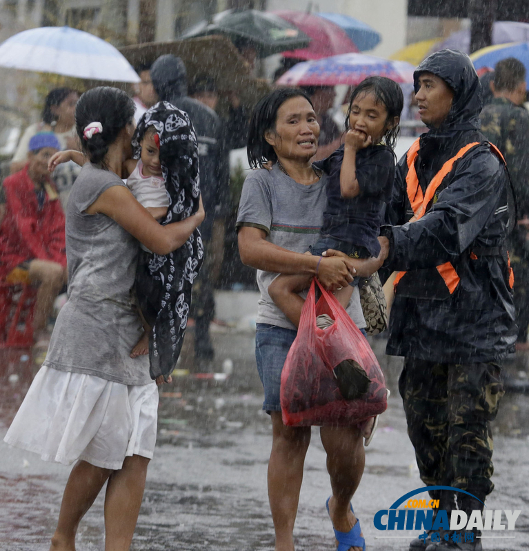 菲律賓災(zāi)民為乘軍機(jī)撤離爭(zhēng)先恐后 與軍人互相推搡