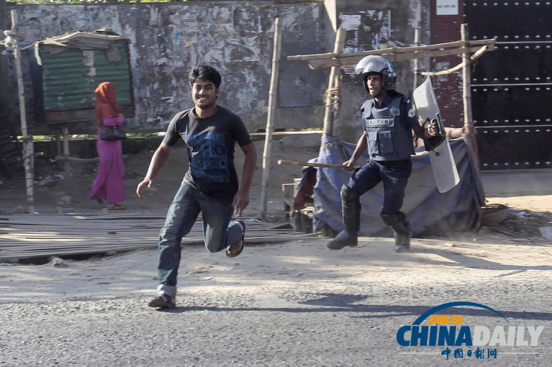 孟加拉國紡織工暴動 造成數(shù)十人死亡百家工廠關(guān)閉