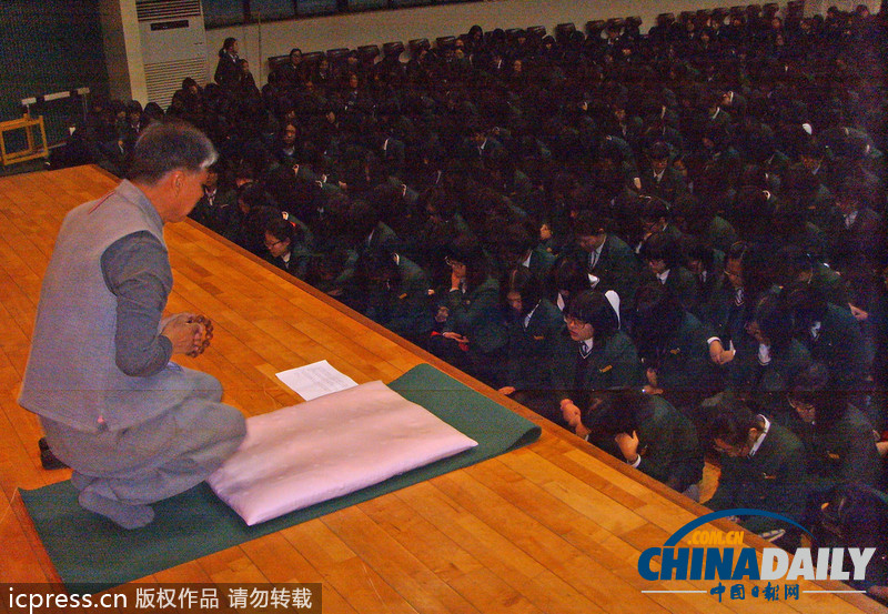 韓國(guó)某高中教師捏造學(xué)生成績(jī) 校長(zhǎng)叩拜108次道歉