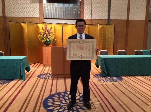 安倍親自表彰救人中國留學(xué)生 天皇亦授予獎狀(圖)