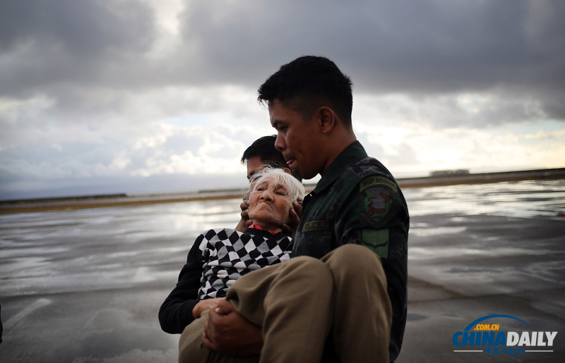 災(zāi)難無情人有情：盤點菲律賓災(zāi)區(qū)感人瞬間（組圖）