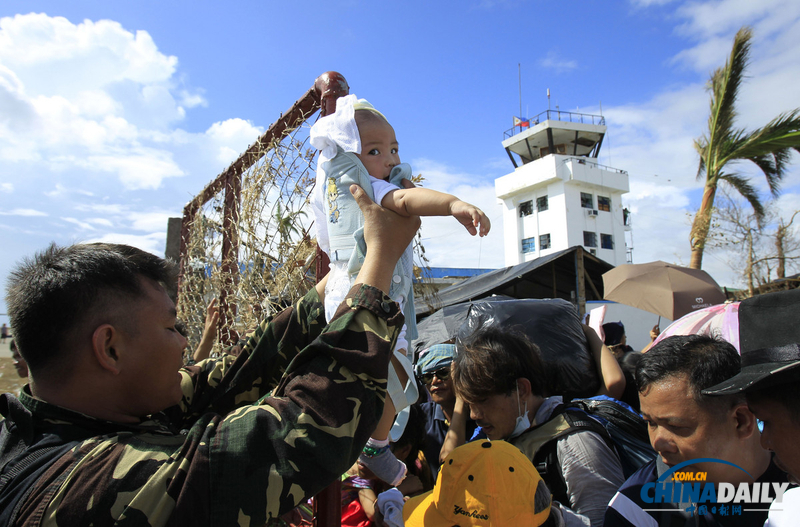 災(zāi)難無(wú)情人有情：盤點(diǎn)菲律賓災(zāi)區(qū)感人瞬間（組圖）