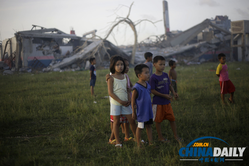 菲律賓少年不識(shí)愁滋味 等待救援期間仍樂(lè)觀玩耍