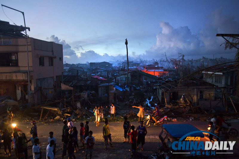 菲律賓少年不識愁滋味 等待救援期間仍樂觀玩耍
