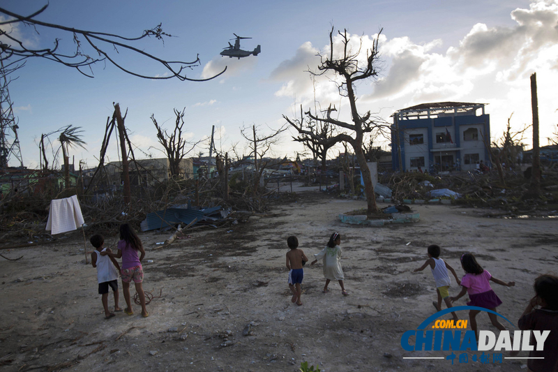 菲律賓少年不識(shí)愁滋味 等待救援期間仍樂(lè)觀玩耍