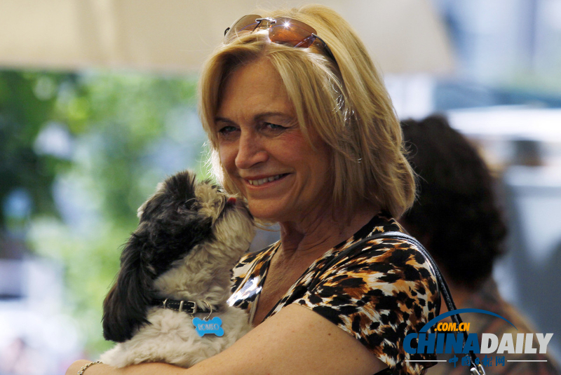 智利右翼政黨女總統(tǒng)候選人逗狗狗、抱女孩秀親民（高清組圖）