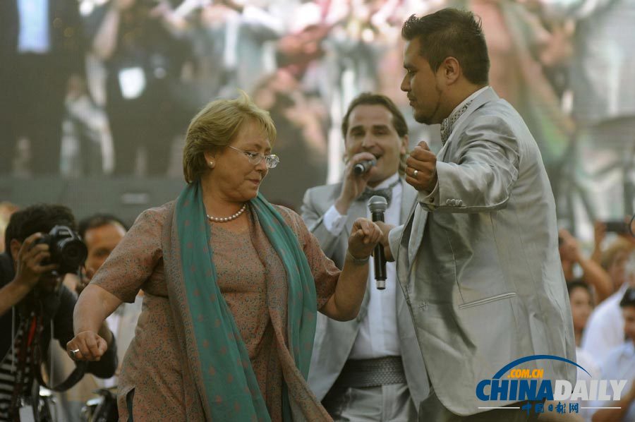 智利右翼政黨女總統(tǒng)候選人逗狗狗、抱女孩秀親民（高清組圖）