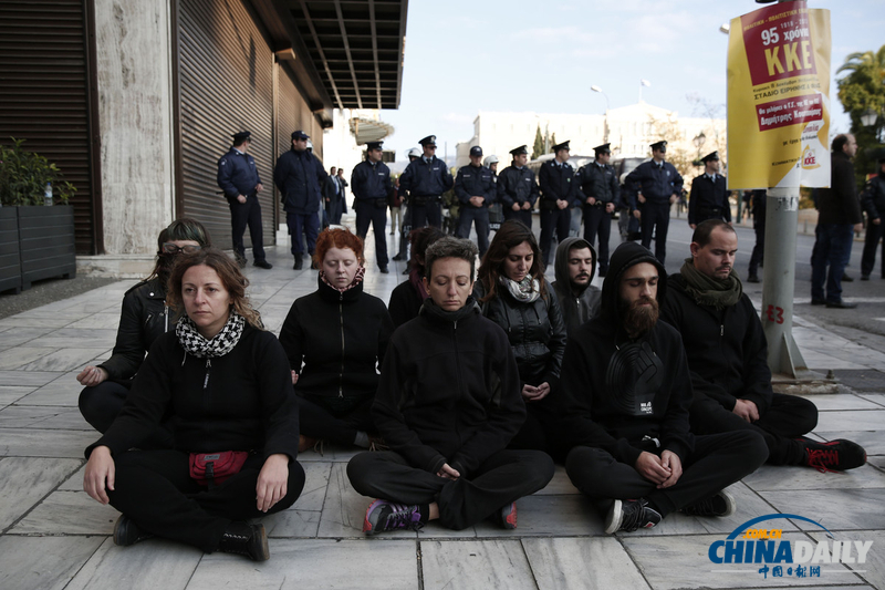 希臘民眾大規(guī)模游行 紀(jì)念學(xué)生起義40周年（圖）