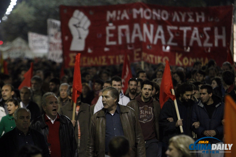 希臘民眾大規(guī)模游行 紀念學生起義40周年（圖）