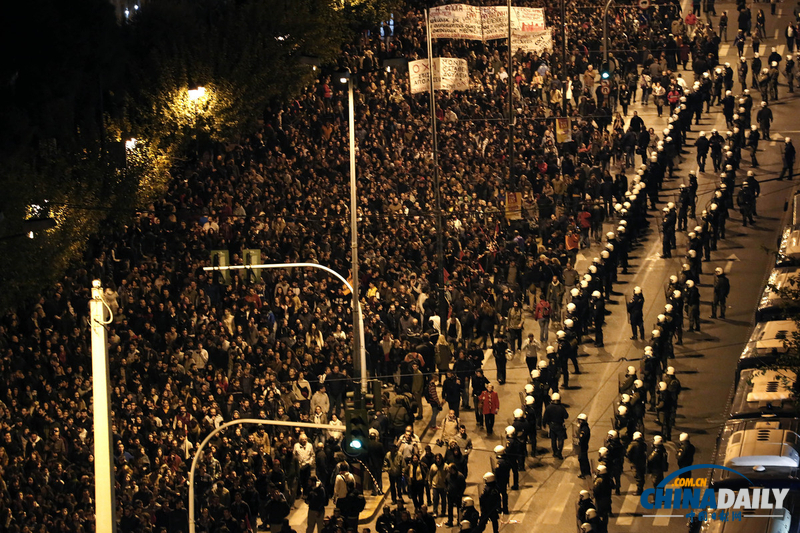 希臘民眾大規(guī)模游行 紀(jì)念學(xué)生起義40周年（圖）