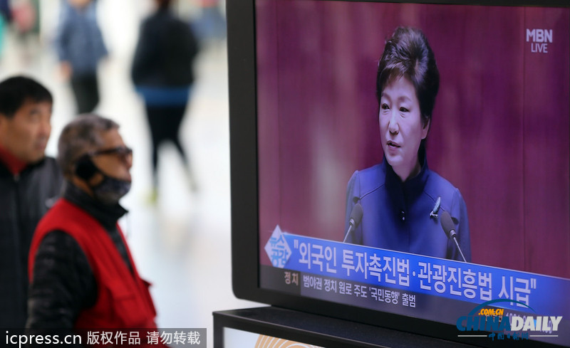 樸槿惠首次發(fā)表施政演講 遭反對黨剃光頭戴口罩抗議