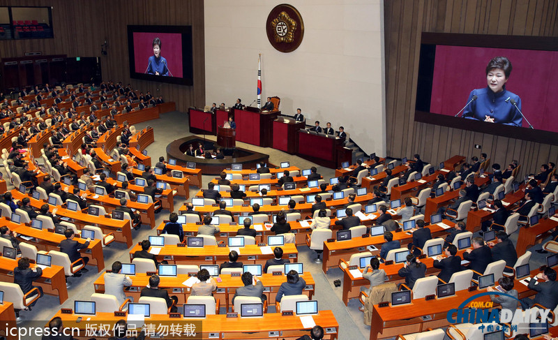 樸槿惠首次發(fā)表施政演講 遭反對(duì)黨剃光頭戴口罩抗議