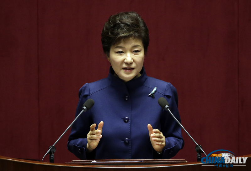 樸槿惠首次發(fā)表施政演講 遭反對(duì)黨剃光頭戴口罩抗議