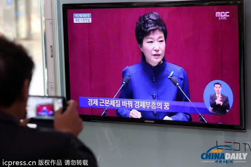 樸槿惠首次發(fā)表施政演講 遭反對(duì)黨剃光頭戴口罩抗議