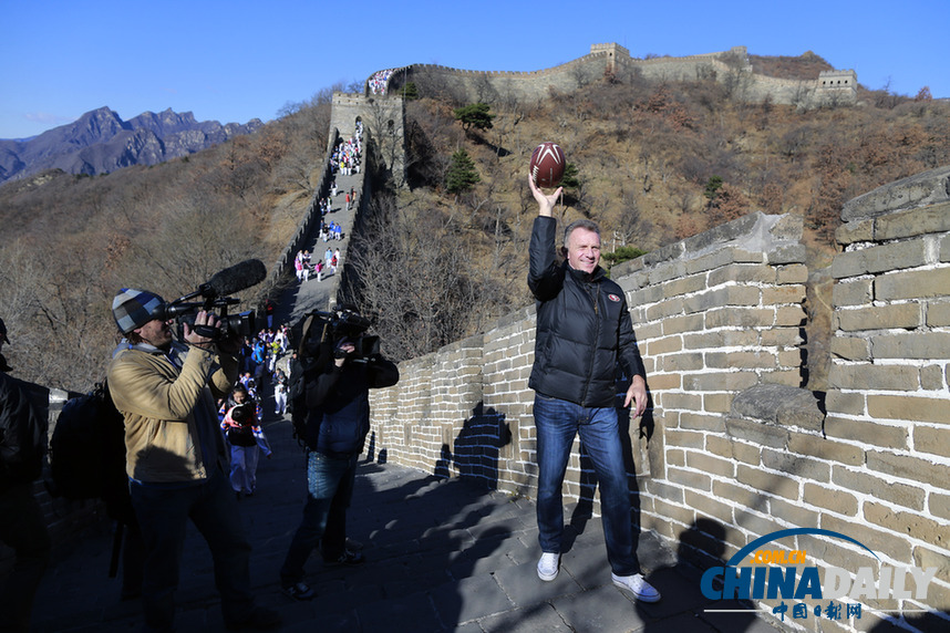 橄欖球巨星蒙塔納長城秀絕技 與學生互動