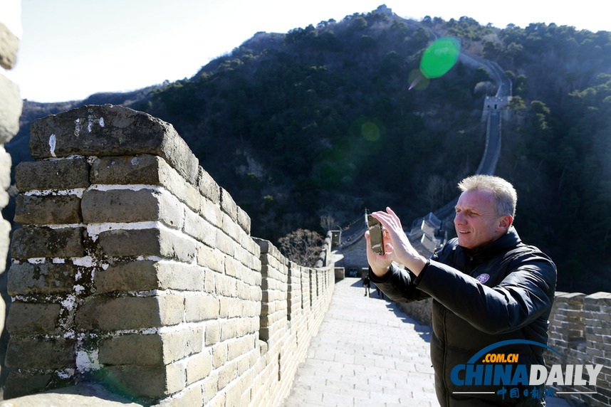 橄欖球巨星蒙塔納長城秀絕技 與學生互動