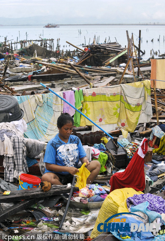 圖片故事：菲律賓受強臺風重創(chuàng) 婦女在廢墟中洗衣