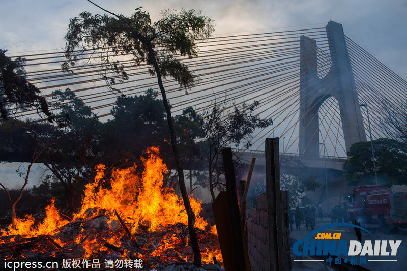 巴西強拆貧民窟迎世界杯引發(fā)抗議（組圖）