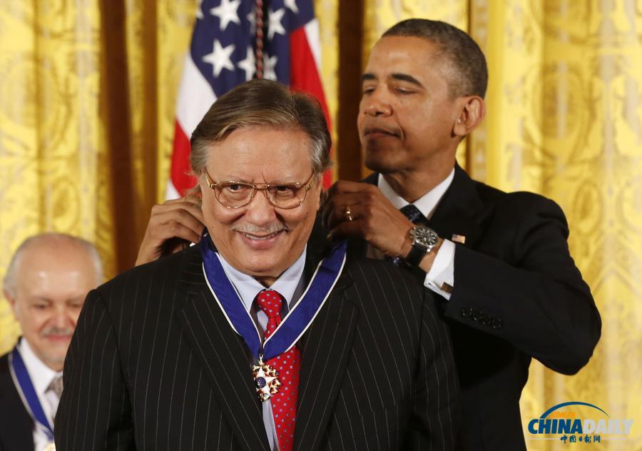 奧巴馬向克林頓頒發(fā)總統(tǒng)自由勛章 紀(jì)念前總統(tǒng)肯尼迪