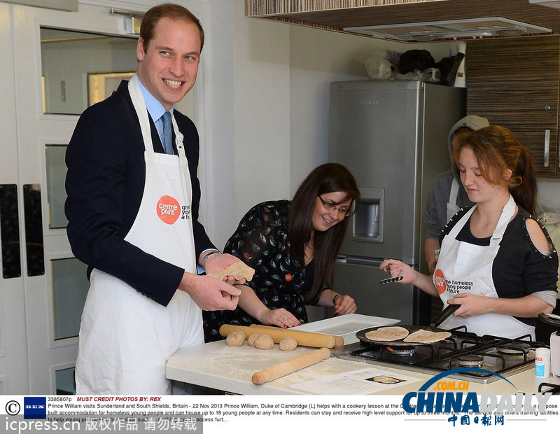威廉王子探訪慈善中心 戴圍裙做糕點(diǎn)展“煮夫”潛質(zhì)