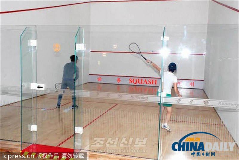 朝鮮休閑生活高端大氣上檔次 居民打壁球玩射擊