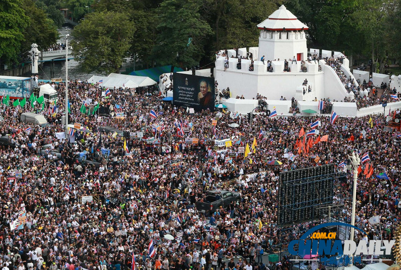 阿披實(shí)現(xiàn)身泰國(guó)反政府集會(huì) 要求總理英拉下臺(tái)