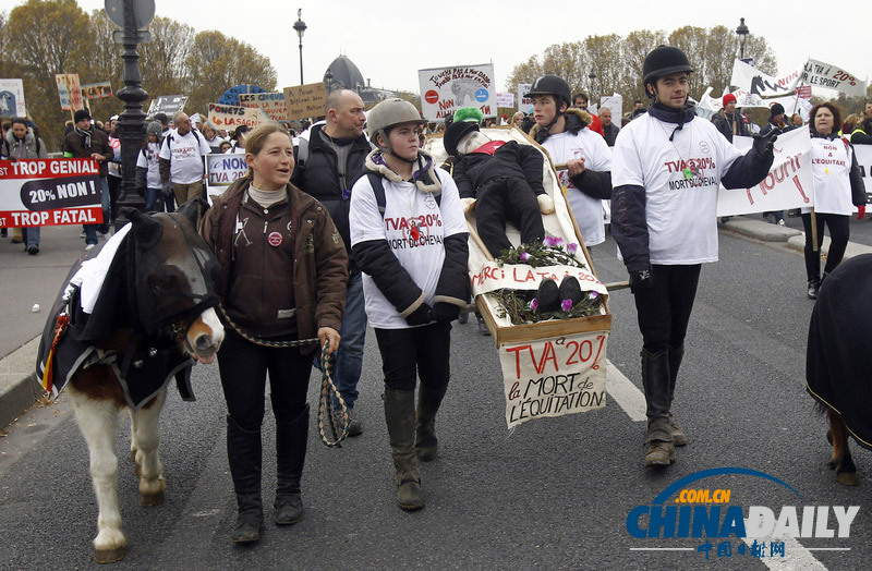 法國(guó)民眾騎馬上街抗議增加營(yíng)業(yè)稅