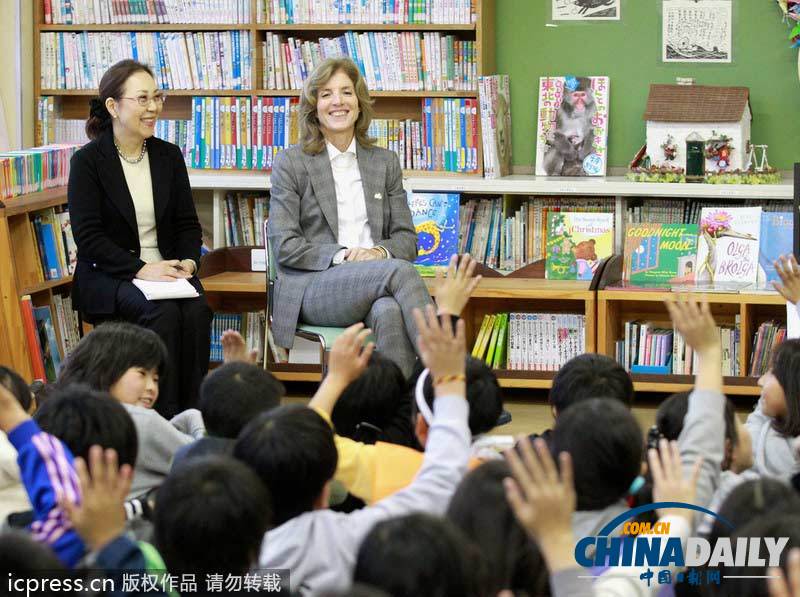 美新任駐日大使訪問日本海嘯災(zāi)區(qū) 展示書法“友”字