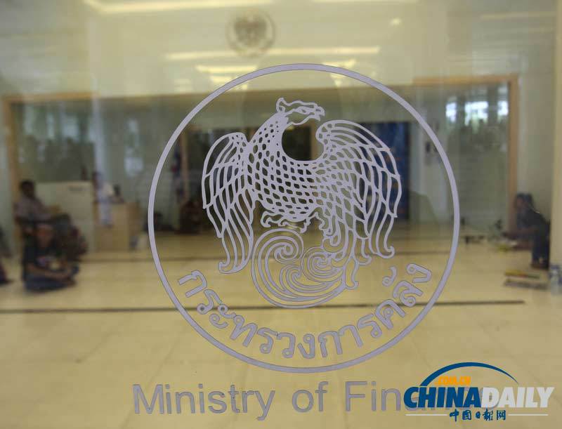 泰國(guó)示威者占領(lǐng)政府要害部門 要求總理英拉下臺(tái)