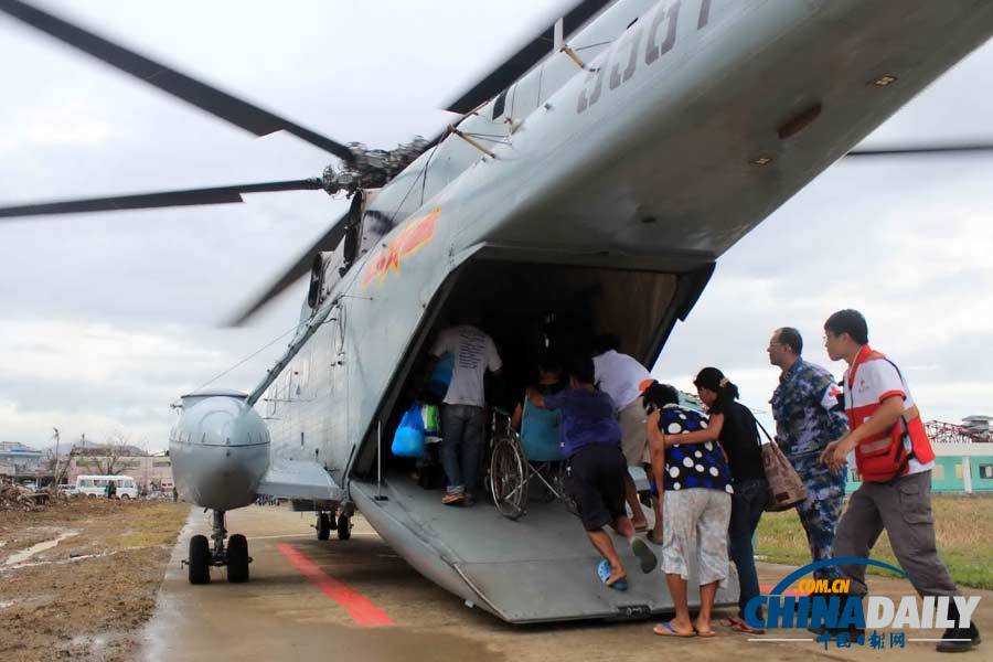 菲律賓傷病員乘直升機(jī)前往和平方舟號(hào)