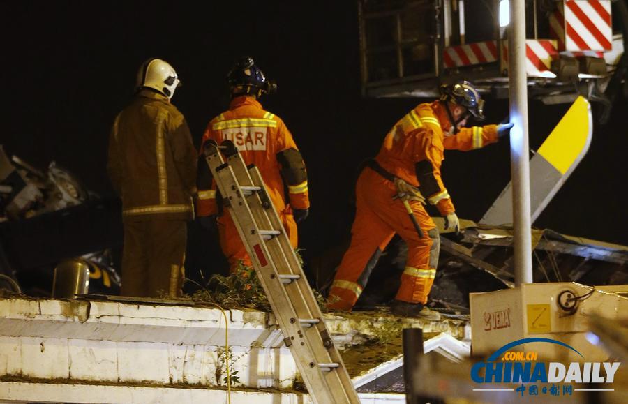 蘇格蘭警用直升機墜落酒吧 已致3死數(shù)十人傷(圖)