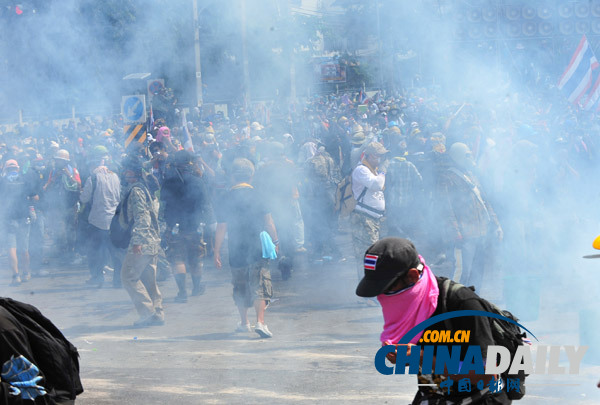 泰國示威引發(fā)暴力沖突5死百余傷 曼谷實施宵禁