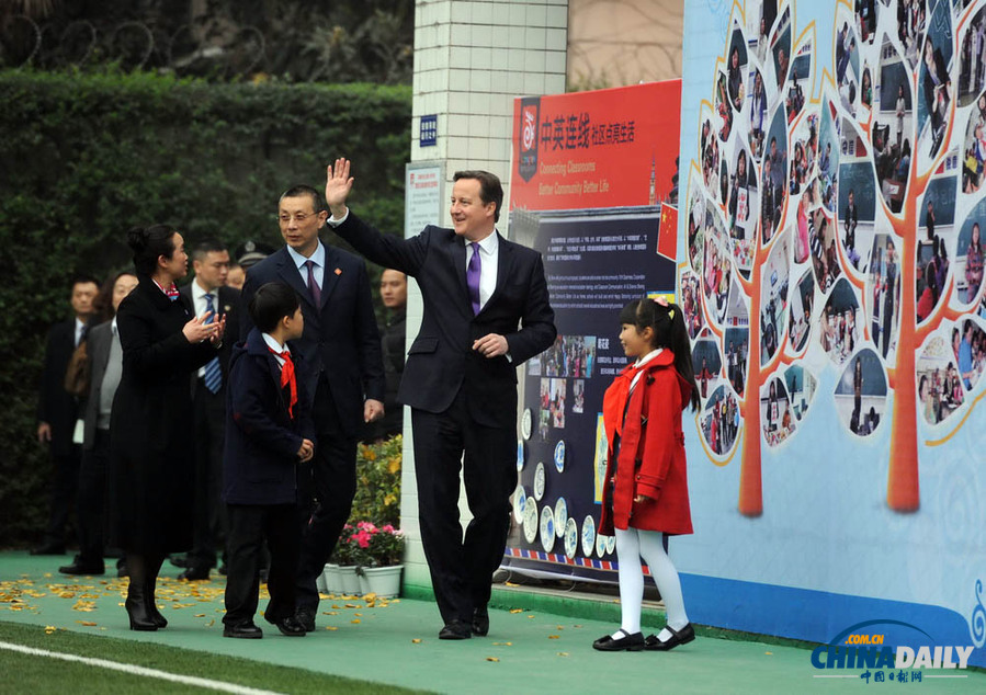 卡梅倫訪問成都 與中國小學(xué)生交流互動(dòng)、打乒乓球