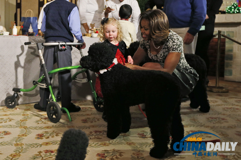 小蘿莉與第一狗握手失去平衡摔倒 獲米歇爾親切安慰