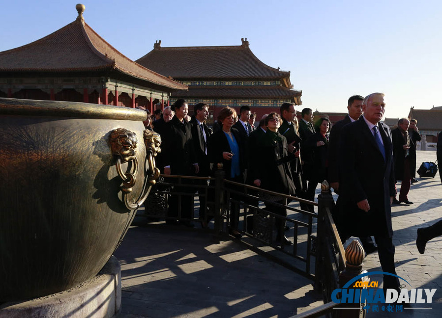 法國(guó)總理埃羅參觀故宮博物院 與紅墻比高度
