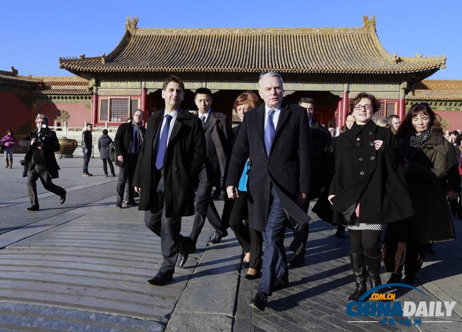 法國總理埃羅參觀故宮博物院 與紅墻比高度