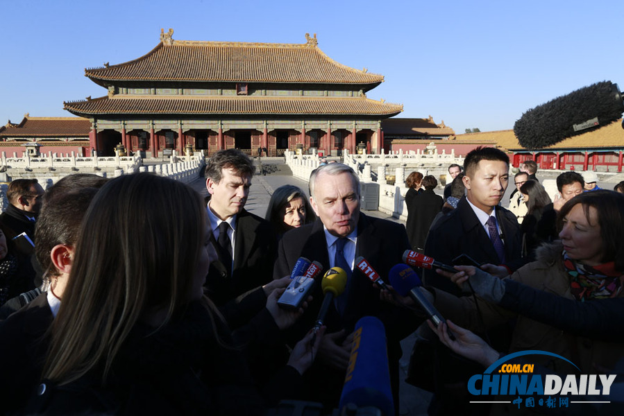 法國(guó)總理埃羅參觀故宮博物院 與紅墻比高度