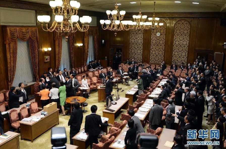 日本參院特委會強行通過《特定秘密保護法案》議員曾爬上桌子抗議