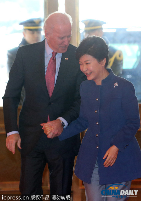 美國副總統(tǒng)拜登訪問韓國 與樸槿惠手拉手親密交談