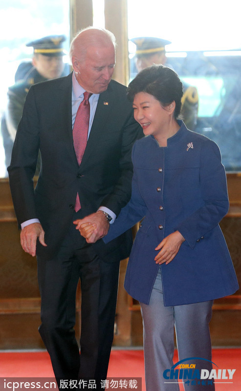 美國副總統(tǒng)拜登訪問韓國 與樸槿惠手拉手親密交談