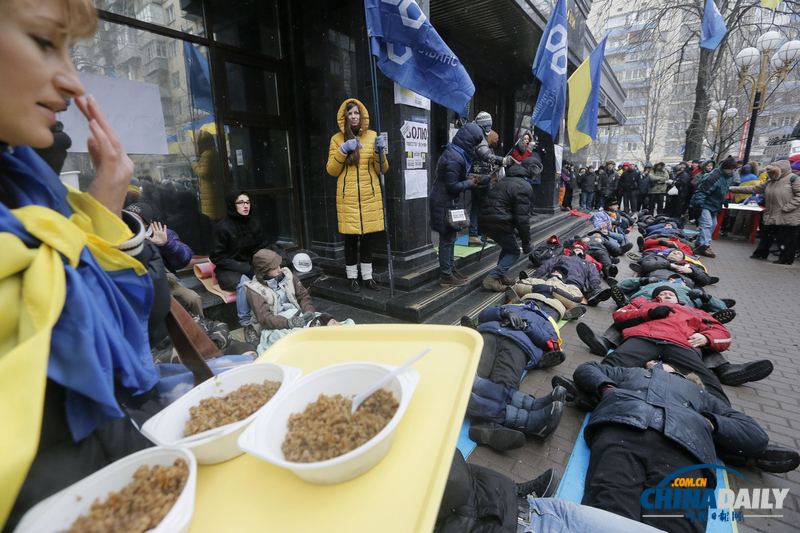 烏克蘭民眾“躺尸”街頭 抗議逮捕示威學(xué)生