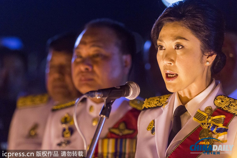 英拉和丈夫穿軍裝為泰國(guó)王祝壽 未受抗議事件影響