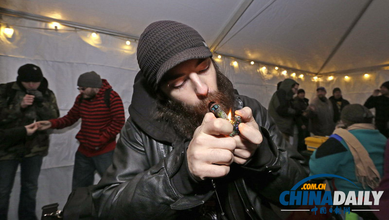 美國民眾舉重吞云吐霧 紀(jì)念大麻合法化一周年