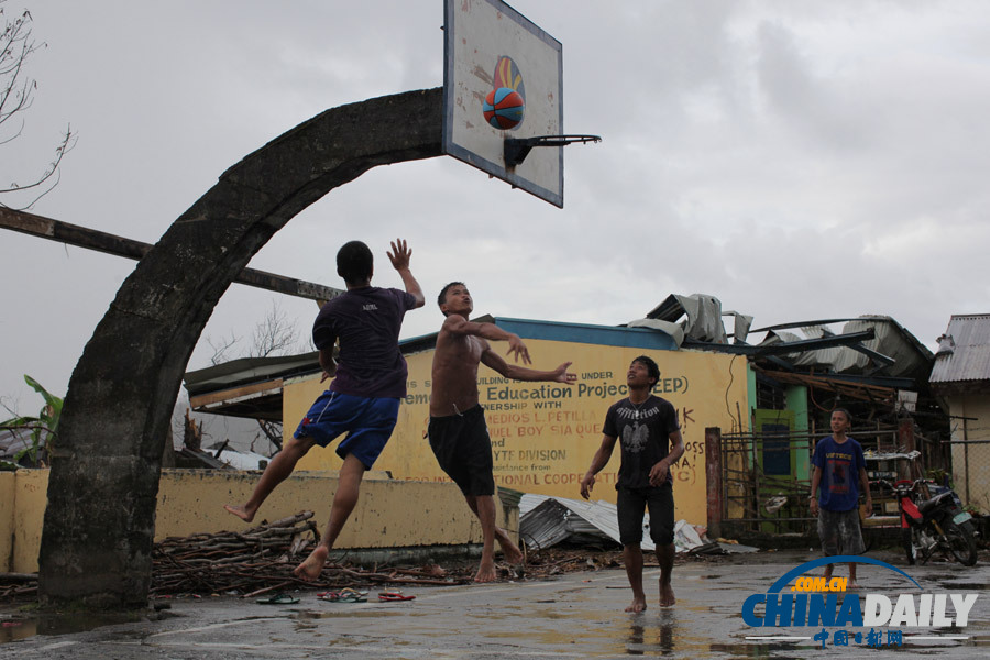 記者探訪菲律賓災(zāi)區(qū) 少年玩籃球不亦樂乎(獨家組圖)