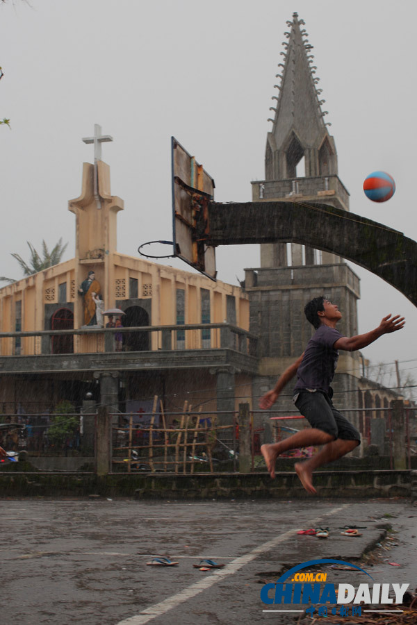 記者探訪菲律賓災(zāi)區(qū) 少年玩籃球不亦樂乎(獨(dú)家組圖)