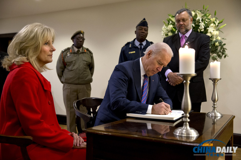 美國(guó)副總統(tǒng)拜登夫婦前往南非駐美大使館悼念曼德拉