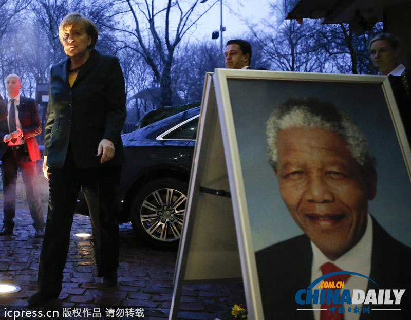 各國(guó)政要悼念曼德拉 奧巴馬夫婦啟程赴南非