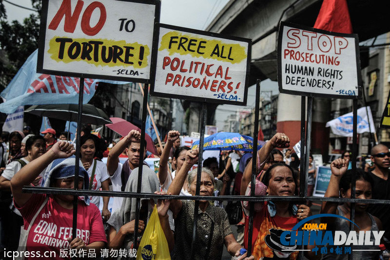 菲律賓民眾焚燒總統(tǒng)阿基諾模型 紀(jì)念國(guó)際人權(quán)日