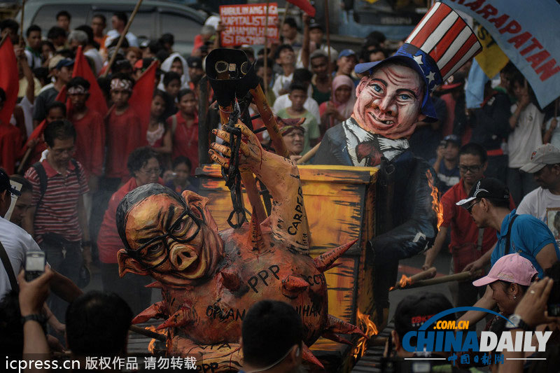 菲律賓民眾焚燒總統(tǒng)阿基諾模型 紀念國際人權日