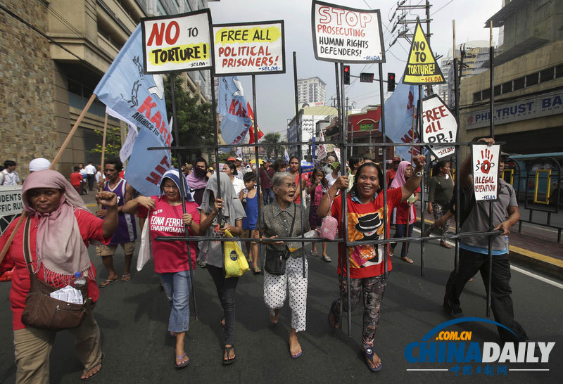 菲律賓民眾焚燒總統(tǒng)阿基諾模型 紀(jì)念國(guó)際人權(quán)日